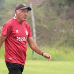BRI Liga 1: Momen Pelatih Bhayangkara FC Mario Gomez Kerokan di Pinggir Lapangan, Masuk Angin Coach?