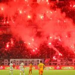 Bahaya! Flare Menyala Penuhi Stadion GBT saat Persebaya Vs Persibo